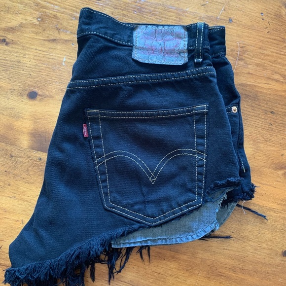 Black Levi’s Jean Shorts - Mid rise - Picture 3 of 4